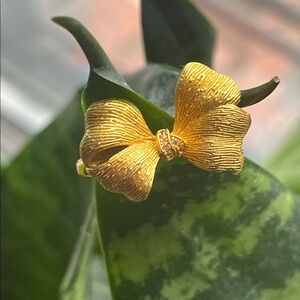 Elegant Gold Bow Ring